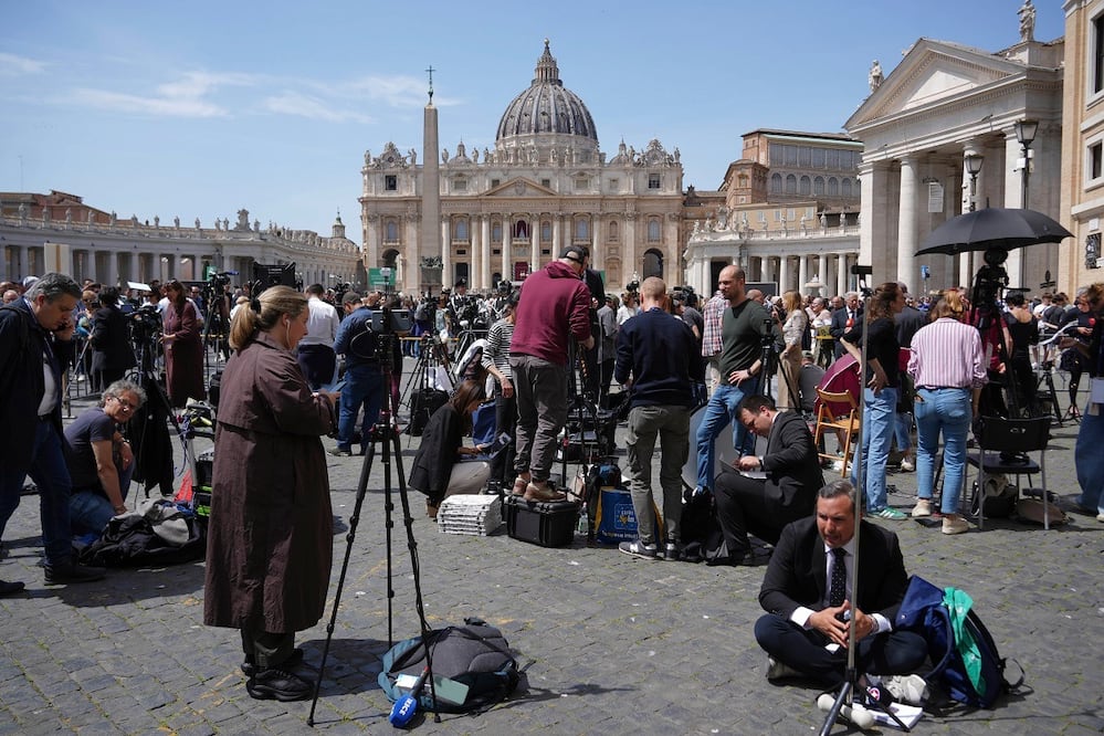 La Plaza de San Pedro, en El Vaticano, se llenó de fieles y medios de comunicación, al difundirse la noticia de la muerte del papa Francisco. FOTO: ANDREW MEDICHINI. AP