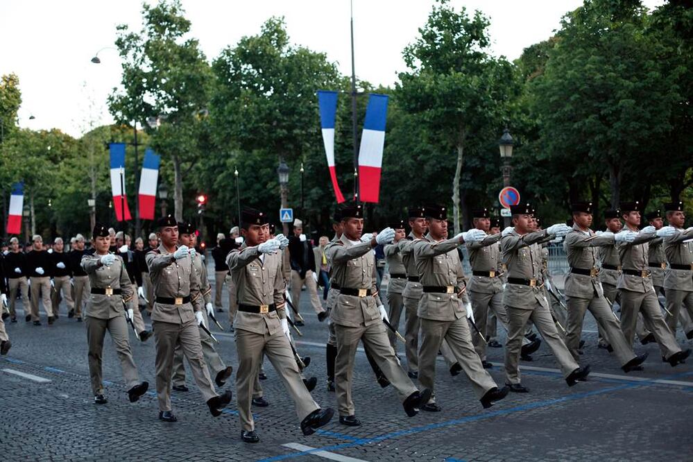 Un contingente de 147 militares ensayaron en París su participación. Foto AP