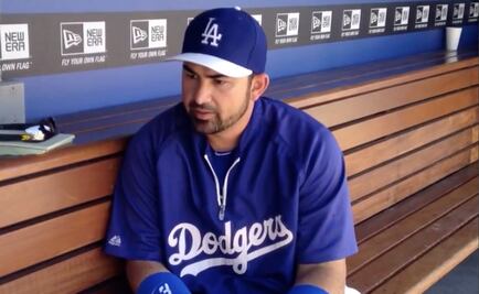 Ni la familia de Adrián González saben de su futuro