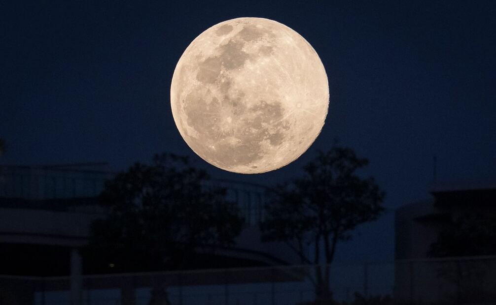Se le llama superluna azul por ser la segunda llena del mes. Foto: AFP