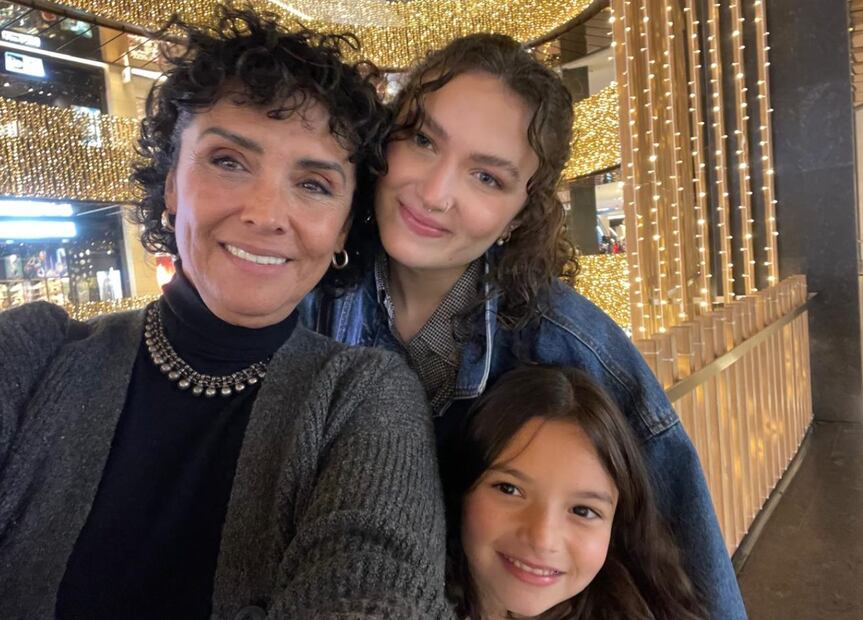Mayra Rojas con Ivanna, su hija biológica de 22 años, y Lucianna, de 11 años, quien llegó a ella muy pequeñita, tras la muerte de su hermana Lorena Rojas.