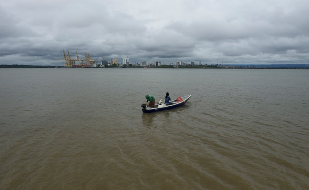 Las guardianas del manglar en su lancha en Buenaventura. Foto: Aldo Sotelo