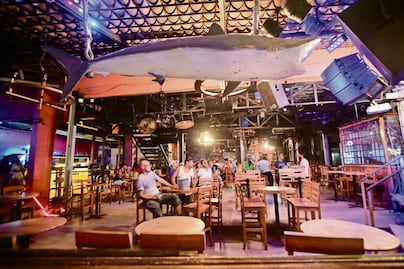 Pese a todo, bares de Acapulco vuelven a abrir; “no podemos dejar que esto parezca cementerio”