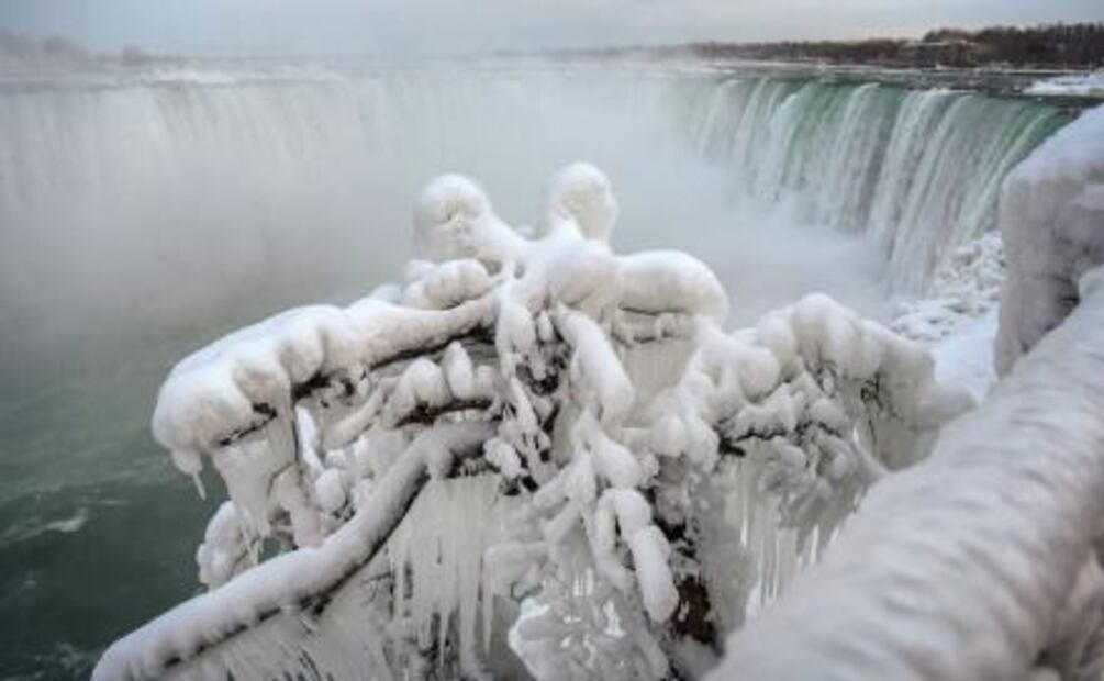 Tormenta invernal en EU congela cataratas del Niágara