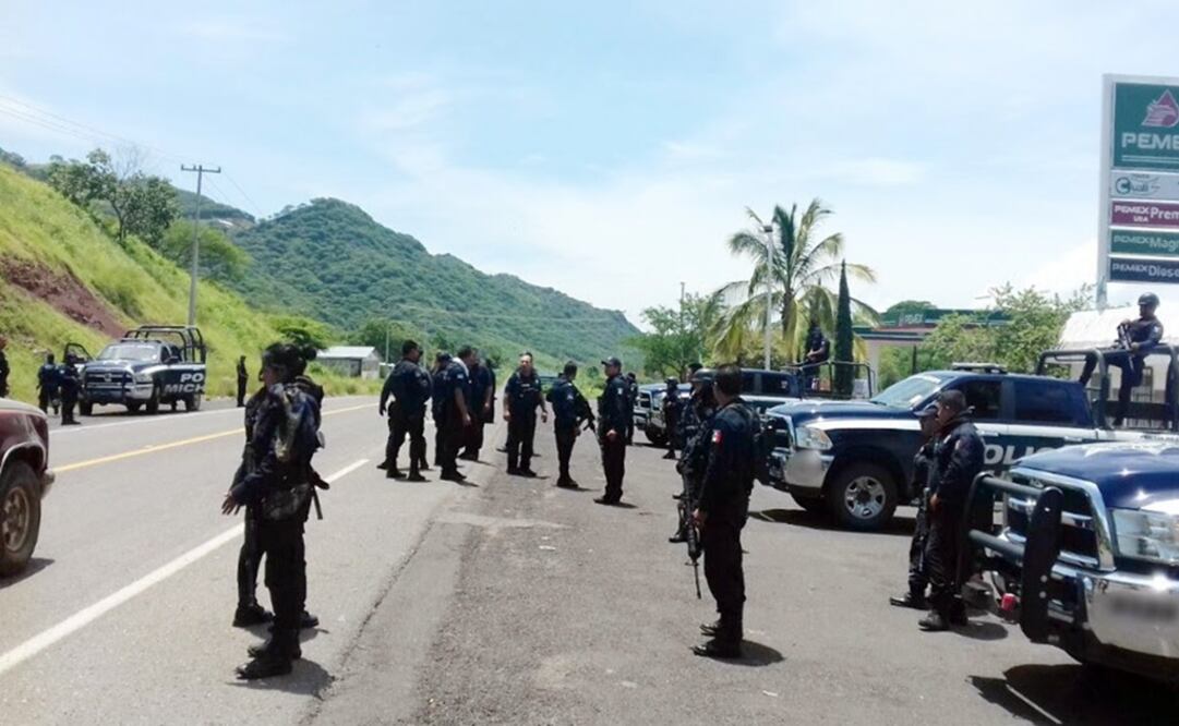 Mario Morales Flores  se suma a la labor de la Policía Michoacán. /Carlos Arrieta - EL UNIVERSAL