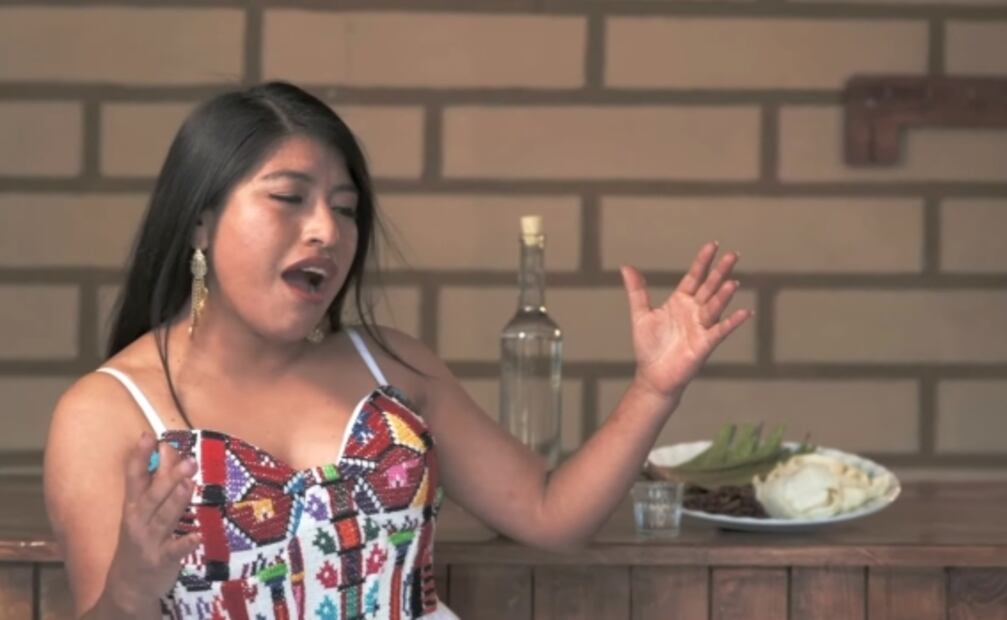 Con nueva canción, soprano mixe María Reyna honra al mezcal de Oaxaca