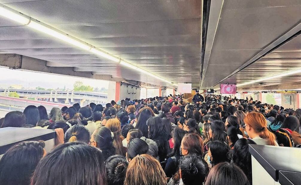 La estación Pantitlán ha registrado aumentos en el tránsito de usuarios del STC, el punto de superar en 2021 a estaciones como Cuatro Caminos e Indios Verdes. Esto conlleva el problema de la alta afluencia que rebasa el servicio en horas pico. Foto: EL UNIVERSAL.