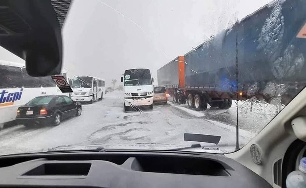 Granizada sorprende a San Luis Potosí y llena de blanco calles y carreteras. Foto: Redes sociales