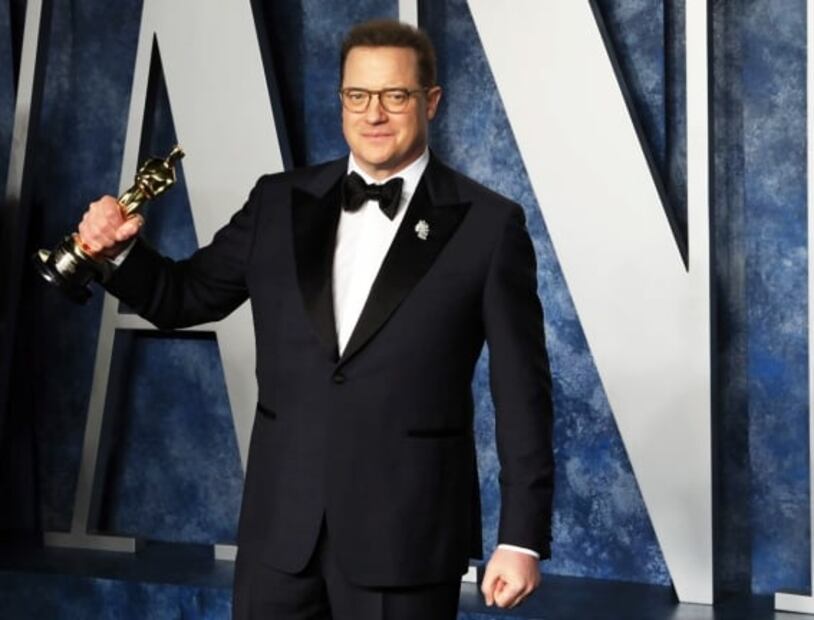 Tras ganar el Oscar, Brendan Fraser acude a un bar con su hijo y convive con los comensales