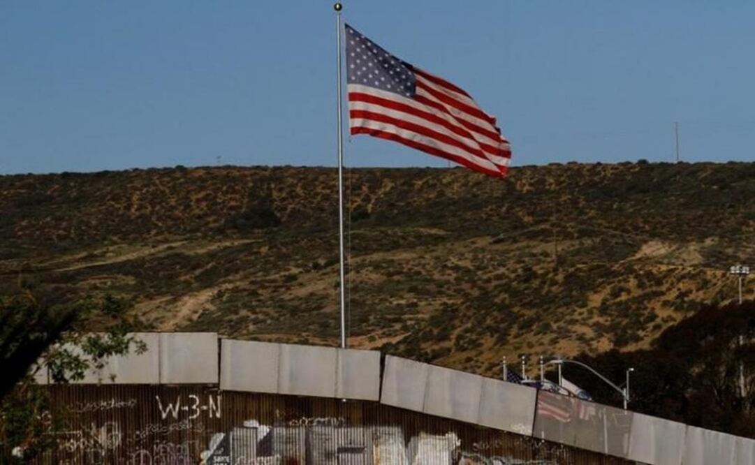 A U.S. flag is seen next to a section of the wall separating Mexico and the United States, in Tijuana, Mexico, January 28, 2017 – Photo: Jorge Duenes / REUTERS