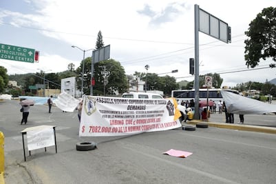 Bloquean maestros por segundo día calles de Oaxaca