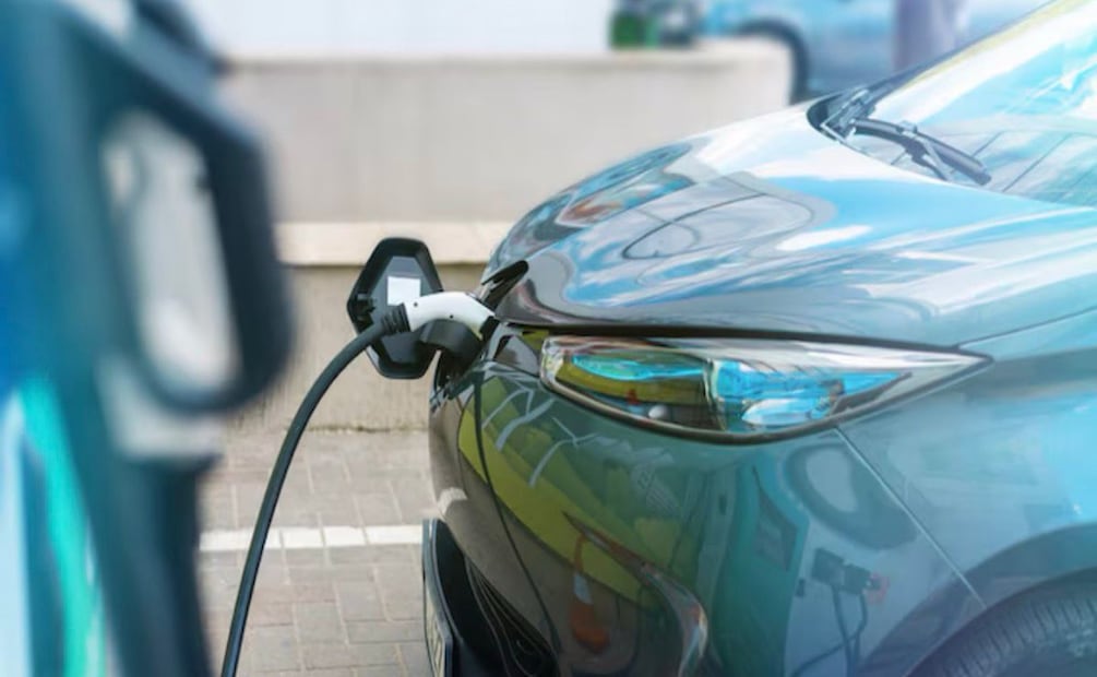 La batería de un auto híbrido PHEV sí depende de un punto de carga eléctrico. Foto: Freepik