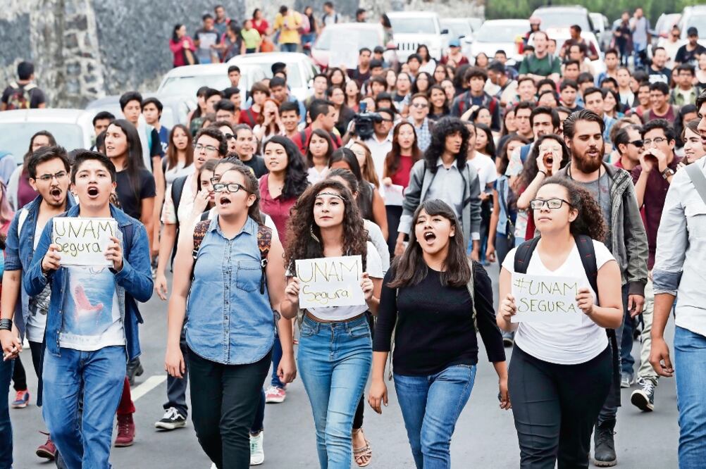 Sólo unas 200 personas acudieron al llamado a la marcha contra la violencia en las inmediaciones de CU. (LUIS CORTÉS. EL UNIVERSAL)