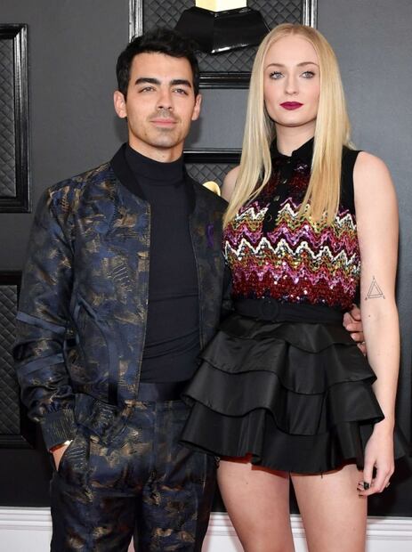 Ganadora de estilo, Sophie Turner y su minifalda para los Grammys 2020