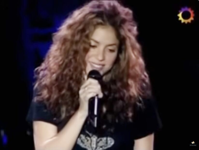 Shakira en 2006, en su gira "The oral fixation Tour", interpretando "Día de enero". 
Foto: YouTube
