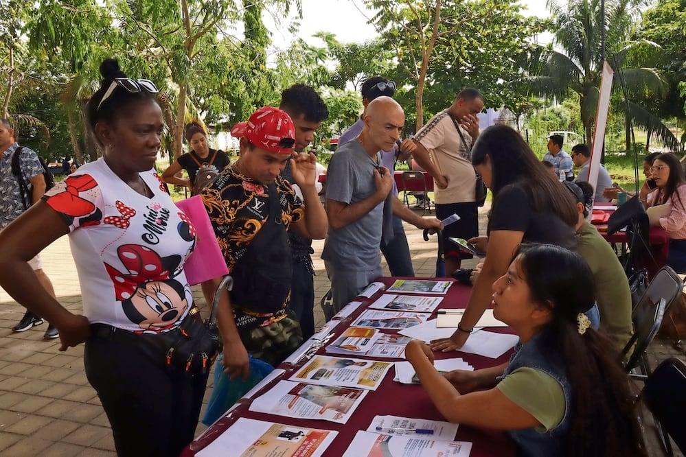 Los migrantes recorrieron los diversos puestos de las organizaciones civiles y gubernamentales en busca de empleo y atención médica. Foto: Juan Manuel Blanco / EFE