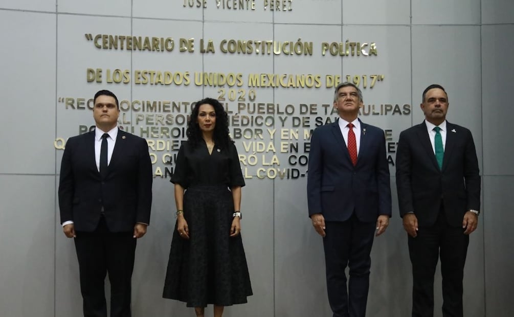Los titulares de los tres poderes del Estado y la presidenta de la Mesa Directiva del Congreso realizaron una guardia en el “Muro de Honor de los Constituyentes Tamaulipecos”. Foto: Especial