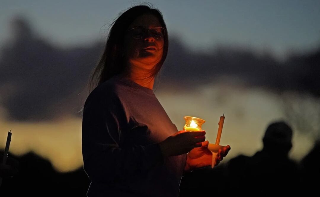 Una persona asiste a una vigilia para las víctimas de los tiroteos masivos de esta semana el sábado, 28 de octubre de 2023 en Lisbon Falls, Maine. Foto: AP