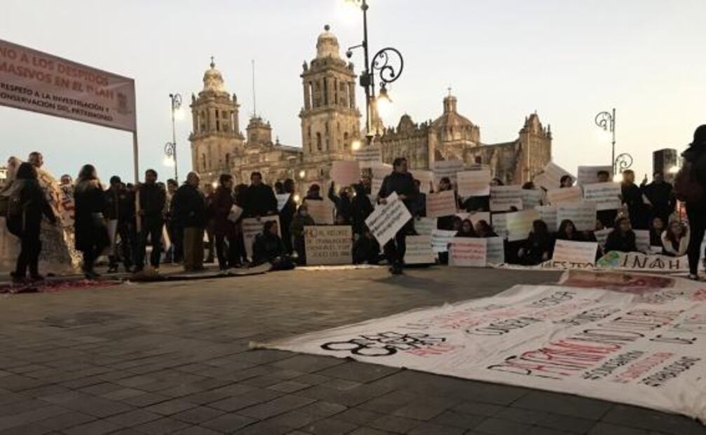 “Plazas sí, despidos no”, piden trabajadores y estudiantes del INAH en Palacio Nacional