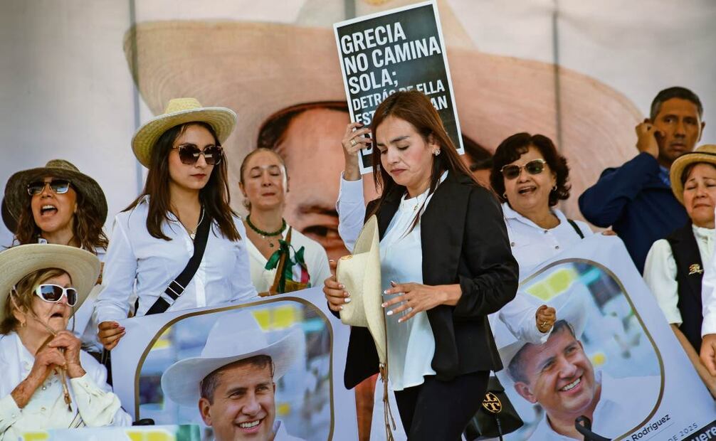 Grecia Quiroz llevó en la mano el sombrero de su esposo asesinado, Carlos Manzo, para su discurso. Foto: Luis Camacho / EL UNIVERSAL