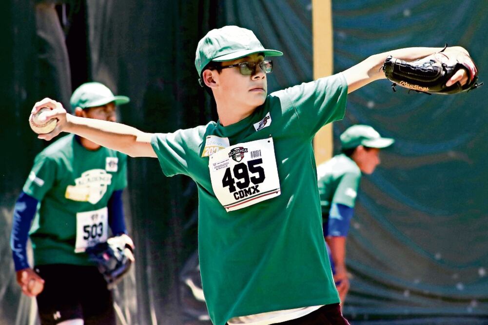 Lanzamiento de bola, uno de los exámenes a los jovencitos. (ARIEL OJEDA. EL UNIVERSAL1)