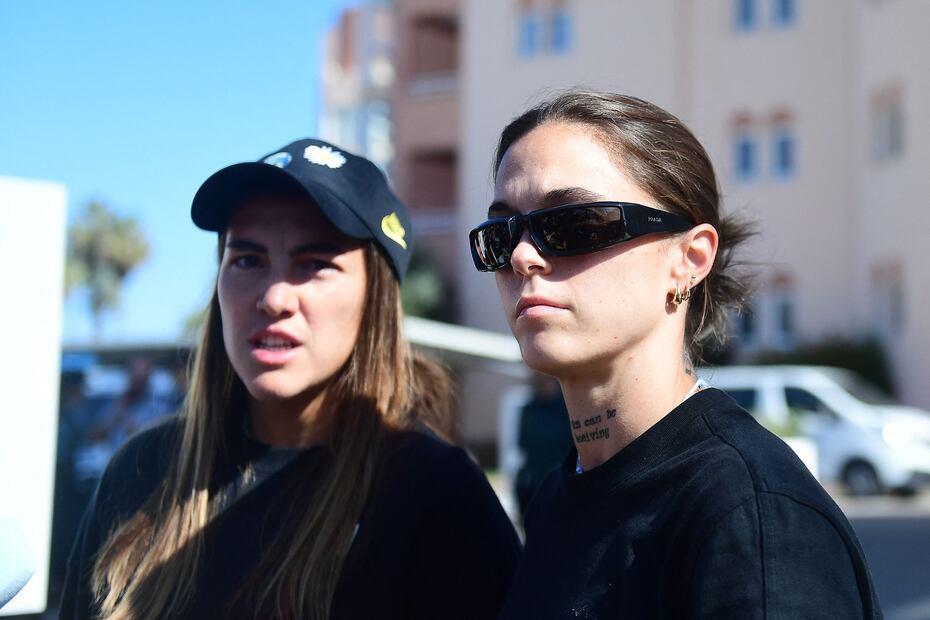 Mapi León y Patri Guijarro tras abandonar la concentración - Foto: AFP