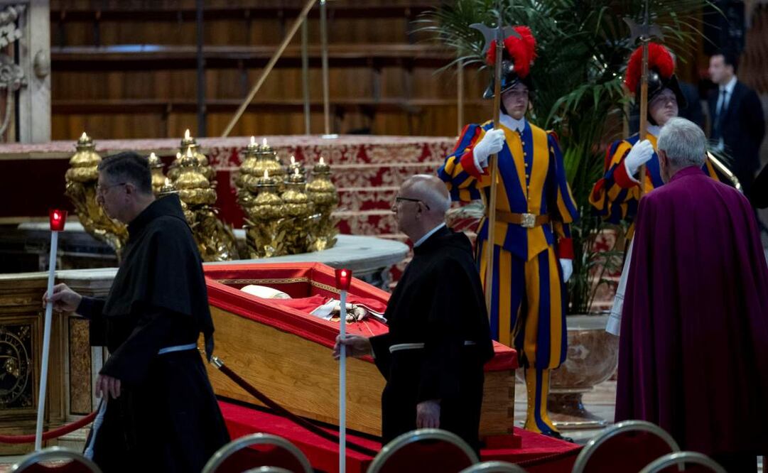 El cuerpo del Papa Francisco será velado en la Basílica de San Pedro, en la Ciudad del Vaticano, el 23 de abril de 2025. Los fieles y simpatizantes podrán rendir homenaje al líder espiritual, fallecido el 21 de abril de 2025 a los 88 años, hasta su funeral el 26 de abril. Foto: EFE