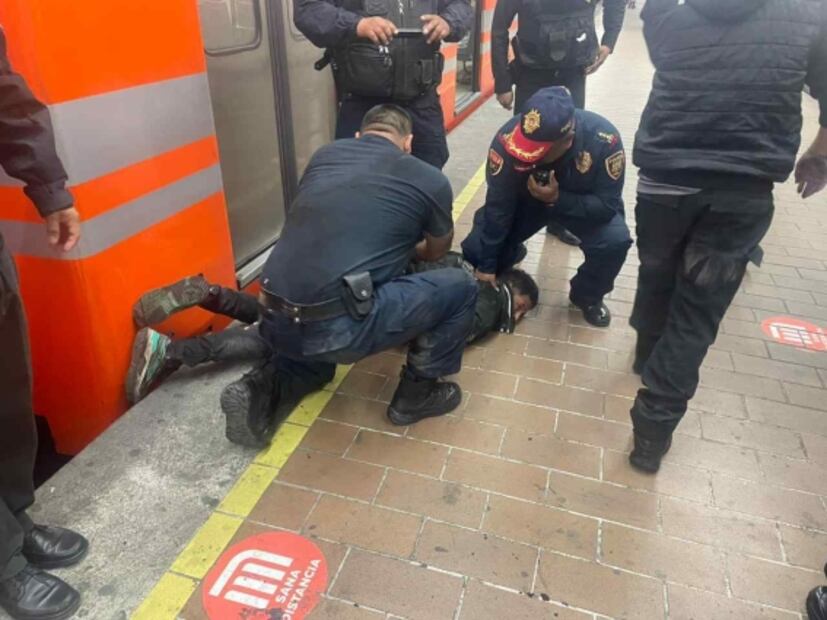 VIDEO: Hombre baja a vías del Metro de Línea 7; trataba de quitarse la vida con un vidrio