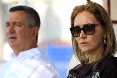 Afición culpa a Angélica Fuentes por situación financiera de Chivas