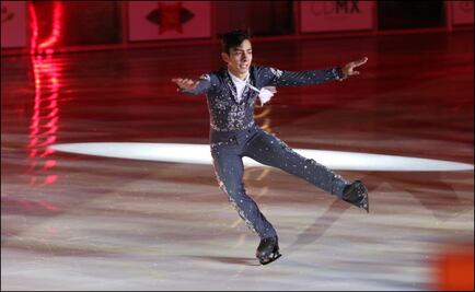 El patinador Donovan Carrillo inaugura la pista de hielo del Zócalo