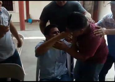 Líder de transportistas en Oaxaca alienta otro beso entre hombres. Video
