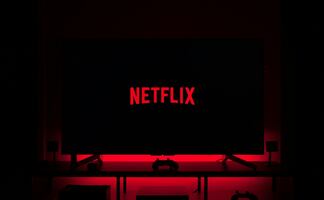 Netflix cae un 4.2% en Wall Street tras anunciar la compra de Warner Bros. Discovery