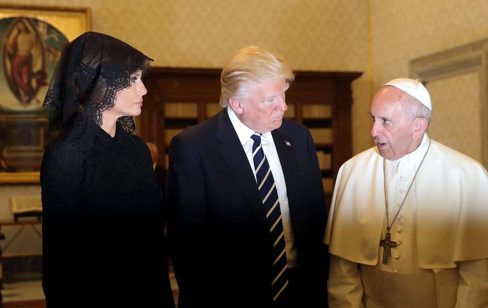 El presidente de los Estados Unidos, Donald Trump y su esposa, Melania, se reúnen con el papa Francisco durante su audiencia privada celebrada en el Vaticano. (EFE)
