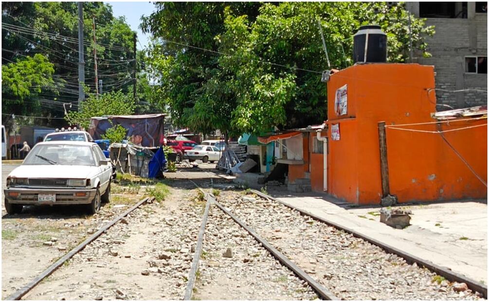 500 casas, negocios e industrias invaden las vías del nuevo Tren Interurbano. Foto: Especial