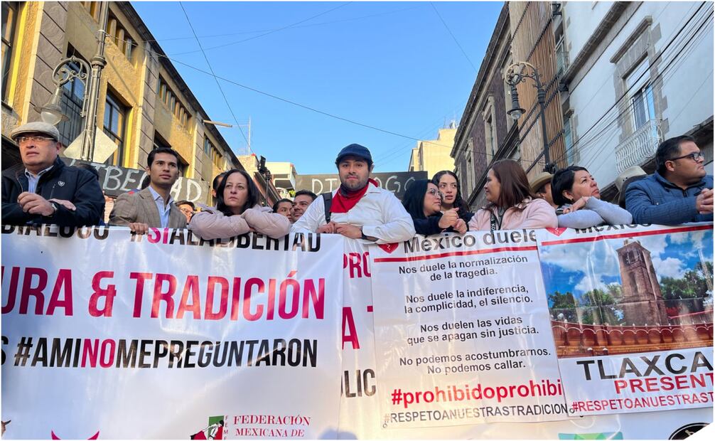 Toreros y ganaderos se manifiestan a un costado del Congreso de la Ciudad de México. 18/03/25 Foto: Rafael García / EL UNIVERSAL