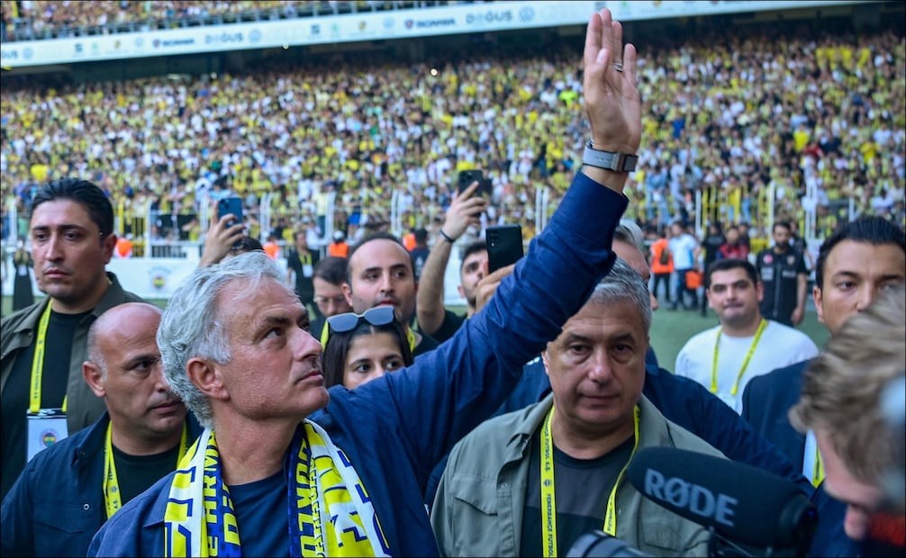 José Mourinho fue presentado con el Fenerbahce - Foto: AFP