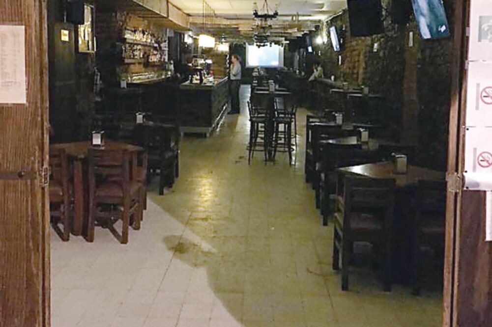 En el bar La Cueva Colomba fue donde Rubén Espinosa y Nadia Vera se reunieron antes de llegar al departamento ubicado en la calle de Luz Saviñón, en la colonia Narvarte, lugar en el que perdieron la vida el mes pasado (TOMADA DE FACEBOOK)