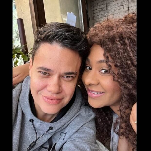 M’Balia, de OV7, presume noviazgo con chico trans