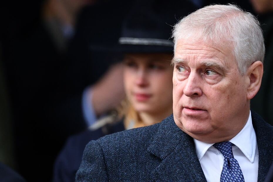 El príncipe Andrés sale después de asistir al tradicional servicio del día de Navidad de la familia real en la iglesia de Santa María Magdalena en Sandringham, en el este de Inglaterra, el 25 de diciembre de 2023. Foto: AFP