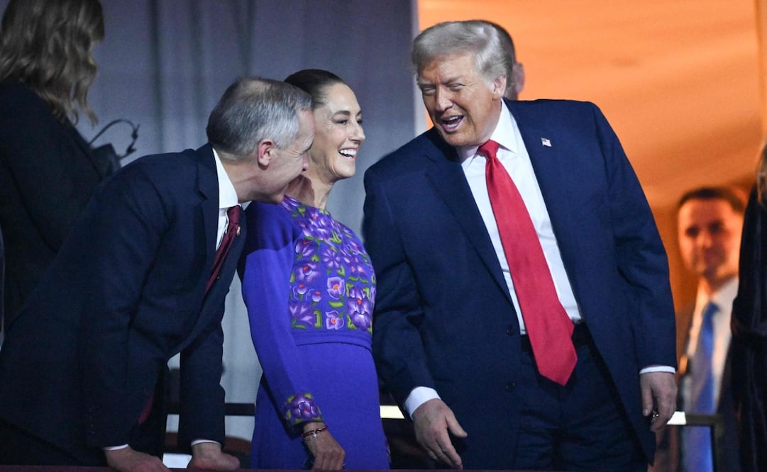 El primer ministro de Canadá, Mark Carney, la presidenta de México, Claudia Sheinbaum, y el presidente de Estados Unidos, Donald Trump, hablan entre sí durante el sorteo de la Copa Mundial de Fútbol de la FIFA 2026 que se llevará a cabo en Estados Unidos, Canadá y México, en el Kennedy Center, en Washington, DC, el 5 de diciembre de 2025. Foto: AFP