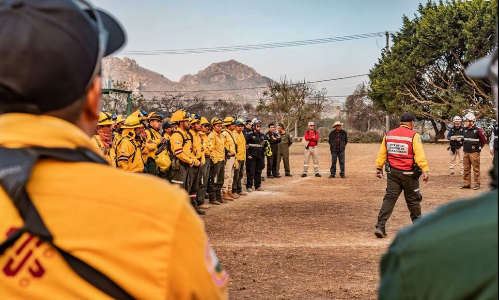 Con un despliegue de 285 brigadistas de los tres niveles de gobierno iniciaron las labores de combate al incendio forestal en Tepoztlán, el sábado 12 de abril de 2025. Foto: cortesía Desarrollo Sustentable Morelos