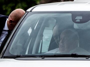 Papa Francisco regresa al Vaticano con tubos nasales para respirar; estuvo hospitalizado por neumonía 5 semanas