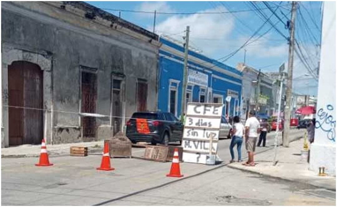 Habitantes de Mérida bloquean las calles para protestar contra la CFE por falta de suministro eléctrico. Foto: Especial