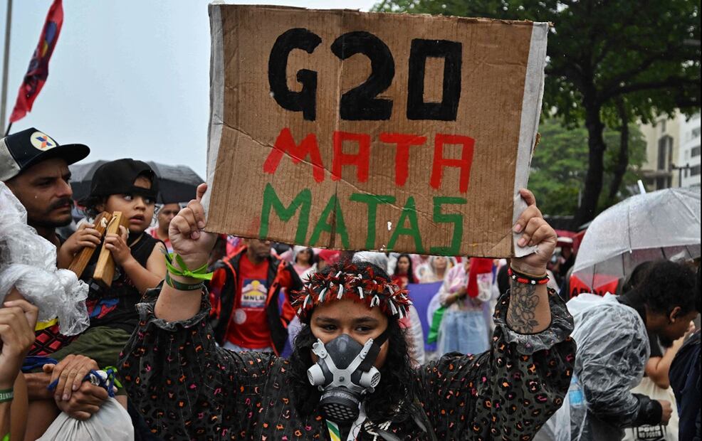 Los manifestantes, algunos de los cuales llevaban los tradicionales pañuelos árabes keffiyeh, ondearon banderas palestinas y pancartas con leyendas como "Ruptura de las relaciones Brasil-Israel", exigiendo que los aliados de Israel dejen de financiar sus ofensivas militares en Gaza y Líbano. Foto: AFP