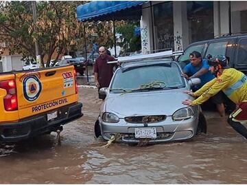 VIDEOS: Tormenta en Mazatlán deja conductores varados, operaciones áereas suspendidas y peligro por desbordamientos