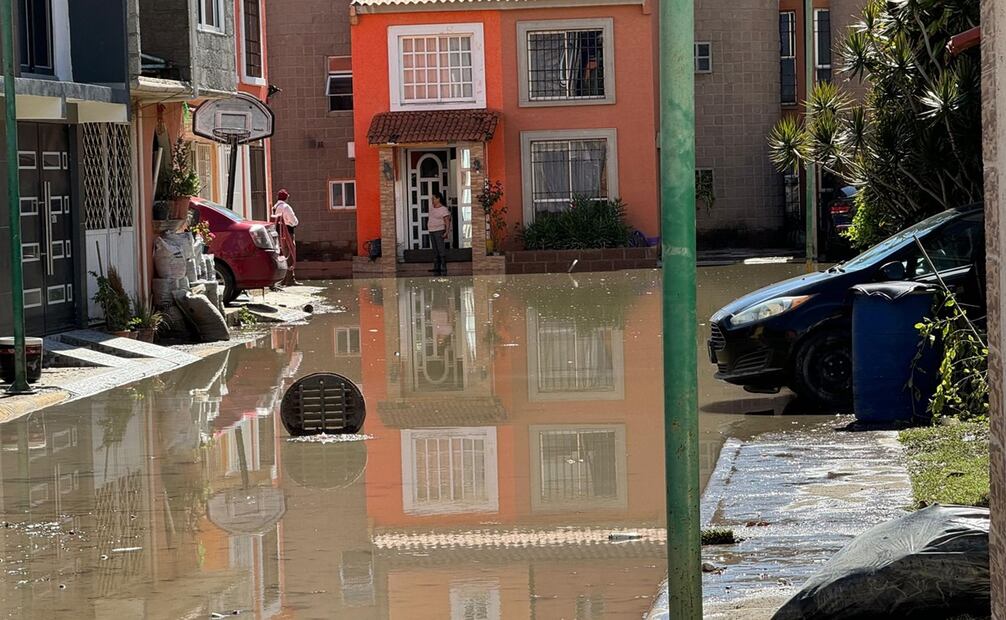Cientos de familias de la unidad habitacional Hacienda de Piedras Negras amanecieron este martes bajo las aguas pluviales y residuales. Foto: Emilio Fernández / EL UNIVERSAL