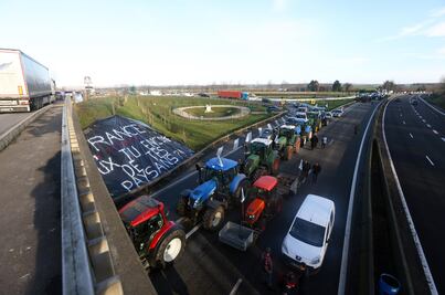 Protestas de agricultores desquician las carreteras en Francia por el tema de los precios