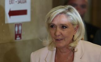 Le Pen es condenada a usar brazalete electrónico, multa e inhabilitación por 45 meses; podrá presentarse en elecciones