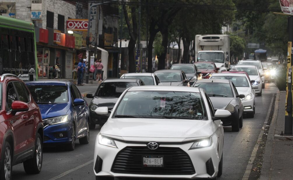 Tráfico intenso en Calzada de Tlalpan para arribar al Estadio Azteca donde hoy hay partido de semifinales. Hoy a las 15hrs se declaró Fase I de Contingencia Ambiental por partículas de Ozono. 
Fotos: Francisco Rodríguez