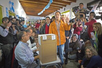 Kirchnerista Scioli gana primarias en Argentina
